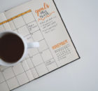 Filiżanka z kawą leży na kalendarzu