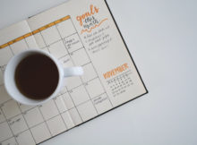 Filiżanka z kawą leży na kalendarzu
